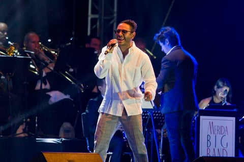 En forma casi inmediata llegó Kalimba con su característica sonrisa y demostró su experiencia en la interpretación de la música de las grandes bandas, ante un público que le aplaudió y celebró su entrega y sentimiento interpretativo.