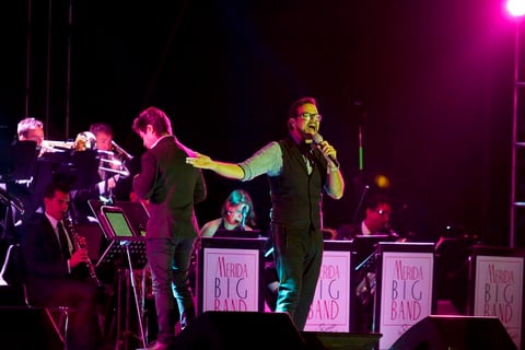 Pero fue en una segunda ronda cuando convirtió al público en un singular coro de acompañamiento, primero con A veces fui y Sexo, pudor y lágrimas para las cuales recurrió al piano, acompañado magistralmente por la trompeta.