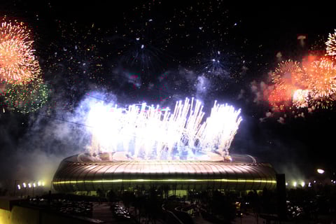 La nueva casa de los Rayados se iluminó con los fuegos artificiales.
