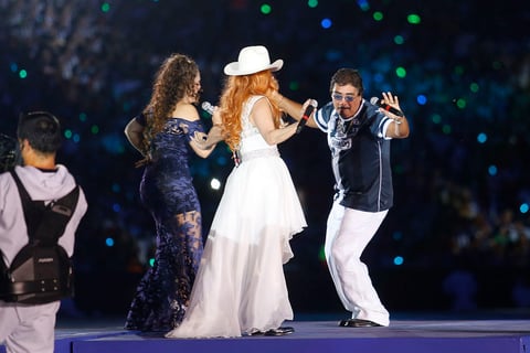 Eliseo Roble, Tatiana, Alicia Villarreal, Celso Piña y Bobby Pulido pusieron el toque musical.