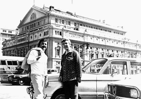 02082015 Manolo Solo y Roberto Cantoral (f) en Buenos Aires, Argentina, preparando la producción musical para la obra de Roberto, Para el hijo del hombre. Al fondo, se observa el Teatro Colón, similar a Bellas Artes de México.