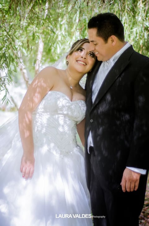 19072015 Fátima Alejandra Álvarez Lícera y Carlos Vázquez Flores unieron sus vidas el 11 de julio de 2015. Sus padres son los señores: Lic. Jesús Álvarez Hernández y Sra. Fátima Lícera de Álvarez; Sr. José Ernesto Vázquez Flores y Sra. María Petra Flores de
Vázquez.- Laura Valdés Fotografía