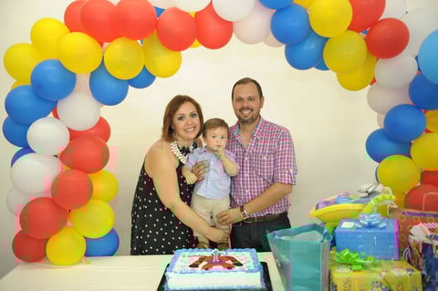 Luis Enrique Vázquez Soto, acompañado de sus papás, Ana Gabriela Soto Méndez y Luis Vázquez Monárrez, en la fiesta que se le organizó por su primer año de vida.JPG