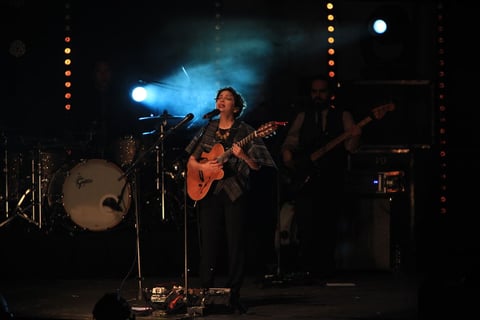 El concierto que formó parte de la gira promocional de su reciente álbum continuó con melodías como Te quiero ver y Mi lugar favorito, que fueron disfrutadas por personas de varias edades y con las que llegó el cierre del Festival de Jóvenes programado dentro de las actividades de la Fenadu.