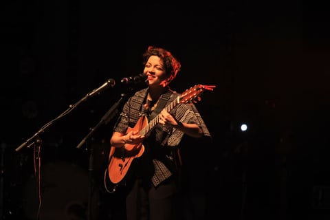 Antes de cantar Ya no te puedo querer, Natalia pidió a los elementos de seguridad que se alejaran para que sus fans pudieran acercarse al escenario y disfrutar del “show” en el que también corearon Nunca es suficiente.