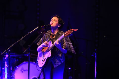 Con vestimenta negra y zapatos de tacón rojos, la cantautora y productora mexicana apareció en la Velaria con una guitarra con la que interpretó ‘Para qué sufrir’, tema que forma parte de su nuevo material discográfico.