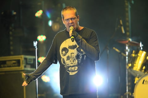 Después de casi 45 minutos, el jalisciense que por primera vez se presentó en Durango, cedió el recinto a la banda mexicana de rock Cuca.