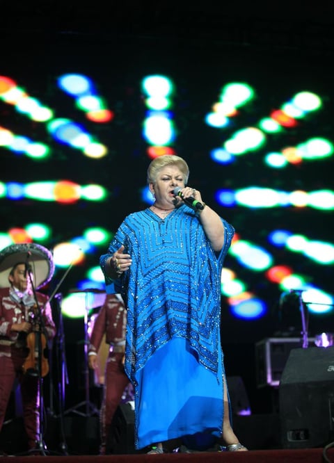Por más de una hora, Paquita encantó a su público en el penúltimo día de actividades programadas dentro de la Velaria con todos los éxitos que la han mantenido vigente en los escenarios por más de 45 años como Rata de dos patas, Pérdeme el respeto, Tres veces te engañé, entre otros.