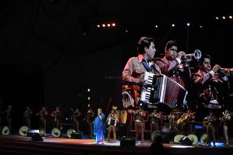 Paquita la del Barrio se entrego al público de Durango en la Velaria.