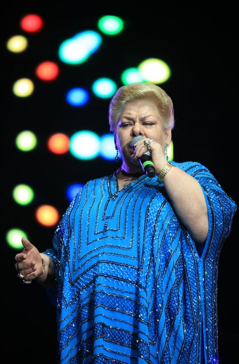 Así, Durango recibió a Paquita, quien con un elegante vestido azul inició su presentación con el tema Invítame a pecar contigo.