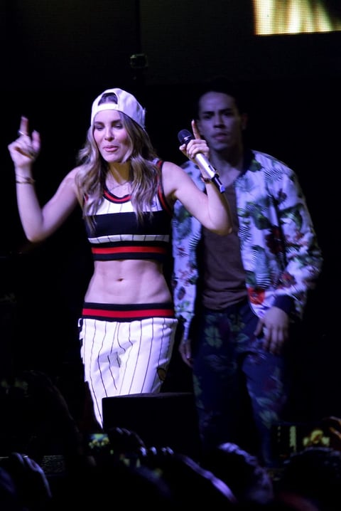 Belinda recibió por adelantado su regalo de cumpleaños durante su presentación ya que el público le cantó Las mañanitas.