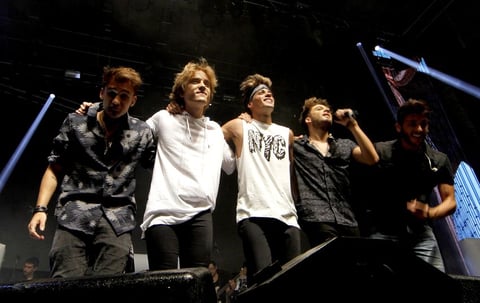 La “boy-band” española Auryn fue la primera en salir al escenario.