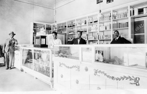 09082015 Botica del Carmen. Propietarios, médico militar Félix Martínez Mesta (f) y Lauro Martínez Mesta (f) en Gómez Palacio, Dgo. en 1927.