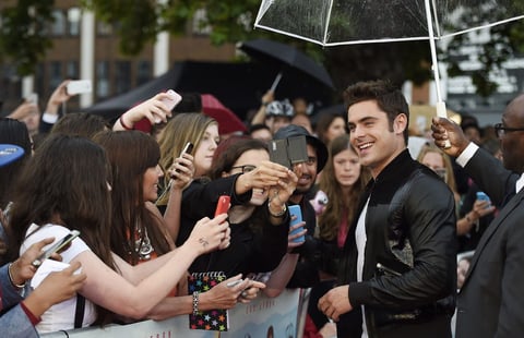 Zac Efron atendió a sus fanáticas que lo esperaban.