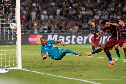 Cuando todo parecía que el título se definiría en serie de penales, Messi cobró una falta pero “Beto” logró detener el disparo, pero el balón le quedó en los pies a Pedro Rodríguez, quien casi en la línea de meta sacó un zapatazo para poner el 5-4 definitivo.