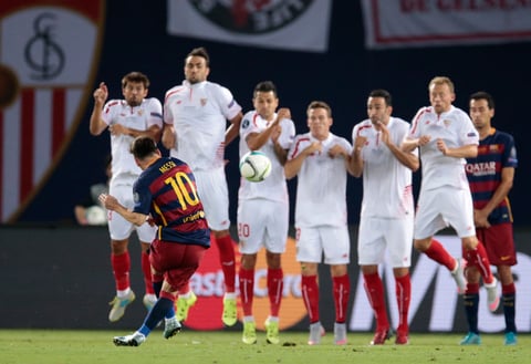 El Sevilla pareció no aprender la lección del primer tanto y volvieron a cometer una falta cercana al área, permitiendo que Messi tomara de nuevo el esférico y nuevamente sacó un gran disparo que terminó en las redes para el 2-1.