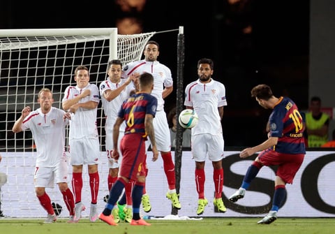 Los “blaugranas” no tardaron en responder por medio de Lionel Messi, quien creó un par de buenas oportunidades, pero tuvo que esperar al 15’ para anotar un golazo, también a balón parado, empatando a 1-1.