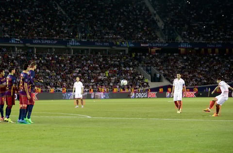 La escuadra dirigida por el español Unai Emery se adelantó rápidamente en el encuentro 1-0 con un magistral cobro de tiro libre por el argentino Éver Banega que dejó parado al arquero alemán Marc-André ter Stegen apenas a los tres minutos de juego.