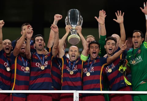El FC Barcelona sufrió de más, pero en el último minuto del tiempo extra se impuso 5-4 al Sevilla, para llevarse la Supercopa de Europa y mantener su paso perfecto con su cuarto título del año.
