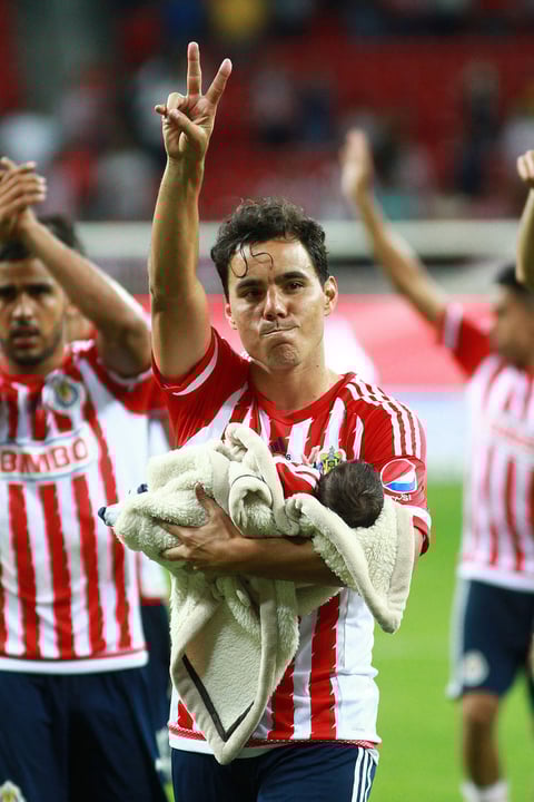 Además fue reconocido y ovacionado por la afición de Chivas.