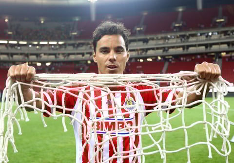 Al final le regalaron la red de la portería donde anotó el gol histórico.