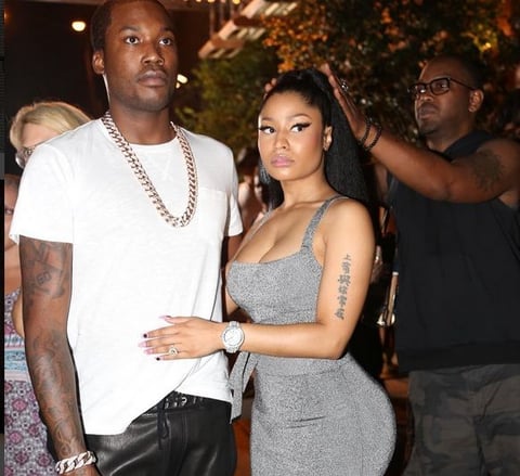 Nicki Minaj publicó una fotografía en la que resalta su trasero, sin embargo, seguidores identificaron un efecto en el pantalón de un fotógrafo que pudo ser producto de un mal uso del Photoshop.