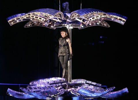 Madonna emprendió su gira mundial "Confessions tour", que causó de inmediato polémica entre grupos conservadores.