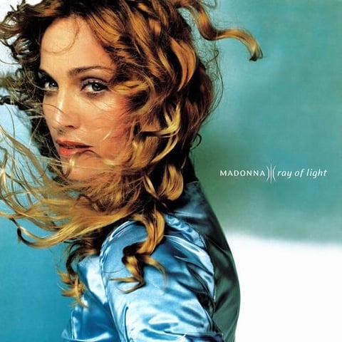En 1998 Madonna sorprendió con su séptimo álbum de estudio, Ray of Light, mismo que reflejó un cambio en su percepción y su imagen.
