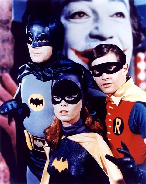 Yvonne Craig saltó a la fama por encarnar a Batichica en la tercera temporada de la popular emisión de los sesenta que protagonizaban Adam West como “El Caballero de la Noche” y Burt Ward, en el papel de Robin.
