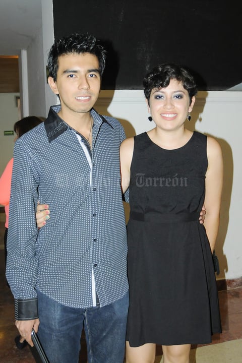 19082015 EN EL TEATRO.  Érick y Layla.