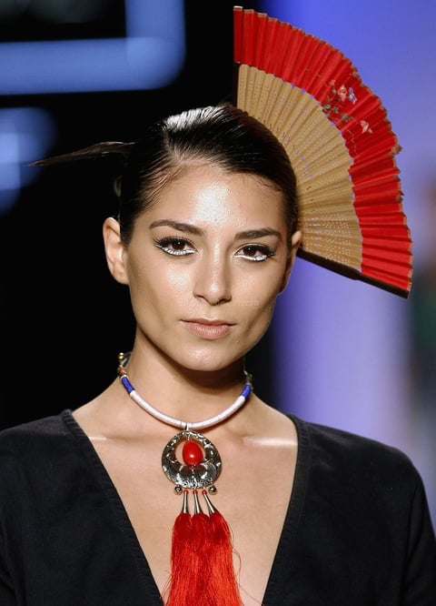 La cultura oriental fue el vehículo a través del cual ella y el resto de las modelos abrazaron la noche con vestidos en los que aparecían superficies bordadas con flores rojas y amarillas que remiten a ese universo del jardín clásico japonés.