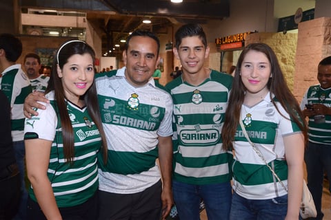 Mónica, Juan, Adrián y María
