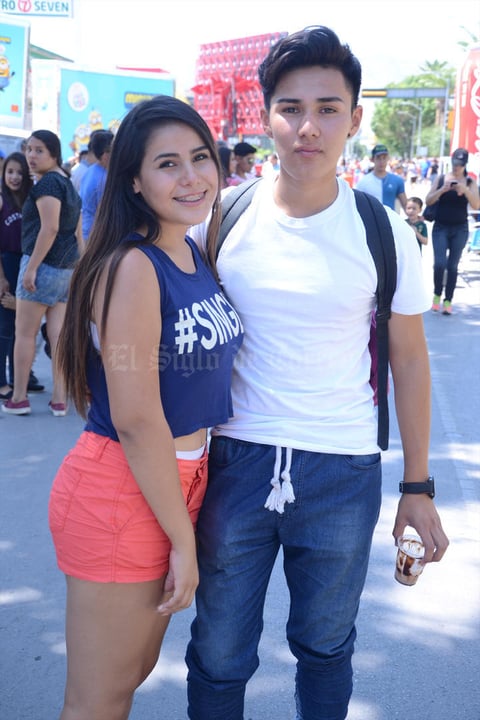 21082015 POSAN PARA LA CÁMARA.  Estrella y Juan Carlos.