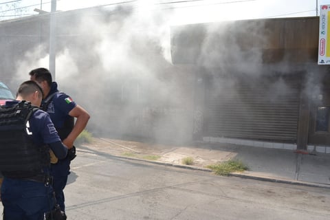 Los preventivos municipales y Tránsito y Vialidad, cerraron al tráfico vehicular la avenida Matamoros, en la esquina de la calle Blanco, para permitir los trabajos de los bomberos que permanecieron por más de media hora en su labor de sofocar las llamas.
