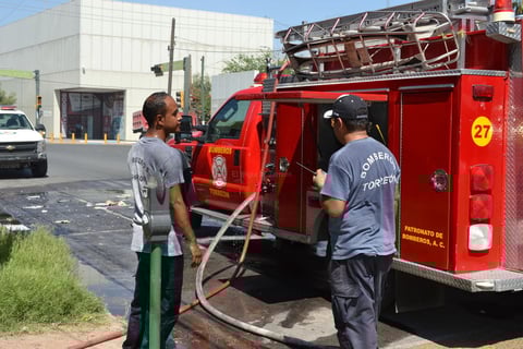Hubo necesidad que acudiera también el tráiler pipa de los bomberos para abastecer de agua a la máquina extintora y con el trabajo de diez bomberos que se turnaban para combatir las llamas que destruyeron todas las cajas con papelería.