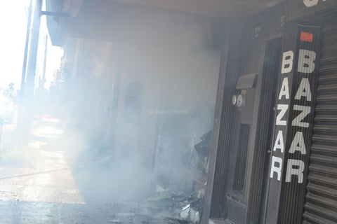 El fuego se propagó hacia un local aledaño, marcado con el número 971-A.