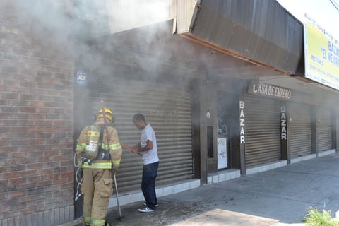 En pocos minutos llegaron elementos de la Dirección de Seguridad Pública Municipal, así como los Bomberos que de inmediato procedieron a sofocar las llamas.