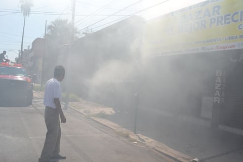 Una bodega de papelería contable se incendió en el centro de Torreón.