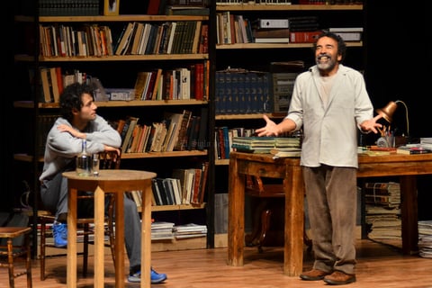 La trama giró en torno a un profesor de 50 años de nombre "Yepeto" (Damián) y a un chico, "Hugo" (Mariano). Ellos enfrentaron una disputa generacional por el amor de una joven, "Cecilia" (Ela), interesada en la intelectualidad del adulto.
