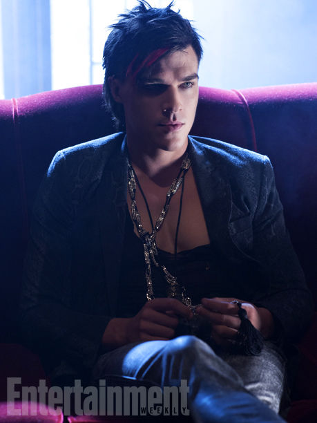 Finn Wittrock da vida a "Tristan", un modelo que se lleva la atención de "La Condesa" en un desfile de modas.