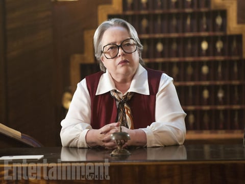 Kathy Bates interpretará a "Iris", madre de "Donovan", quien trabaja en el hotel.