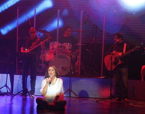"Gracias de todo corazón a todos y todas por estar aquí y compartir conmigo este nuevo proyecto de vida, porque 'La voz del corazón' no solo es mío, sino de todos y cada unos de quienes están a mi lado en este escenario, compartiendo su talento, amor y experiencia", expresó.