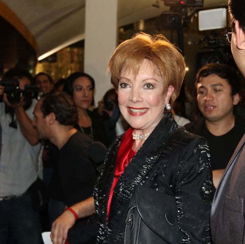 Jacqueline Andere, también actriz, no quiso perderse el festejo.