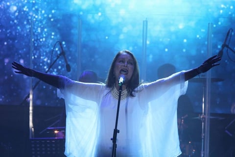 Como en casi todos sus cumpleaños, Daniela Romo festejó un año más de vida sobre el escenario.