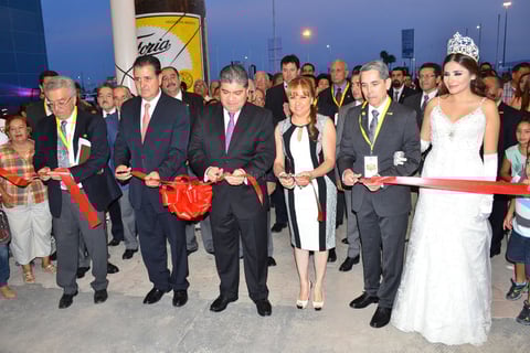 Bajo un gran dispositivo de seguridad conformado por autoridades de los tres niveles de Gobierno, se realizó la ceremonia de inauguración en la cual participaron directivos del Club Rotario de Torreón, autoridades municipales, estatales y miembros de la sociedad civil.