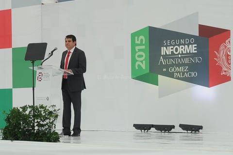 Sobre el pavimento, dijo que con el apoyo del Gobierno estatal se aplicarán 62 millones de pesos para atender más de 60 calles con asfalto destruido.
