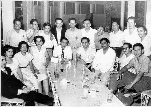 30082015 Roberto Villarreal, Juanita de Villarreal, Josefina Ramírez, Pánfilo González, José Siller, Aurelio Cueto, Faustino Salazar, Francisco Casillas, Eloy Hernández, Daniel Díaz Aguilar y Blas de Luna, personal de XERS, en 1954, de Archivo Rodríguez y Asociados.