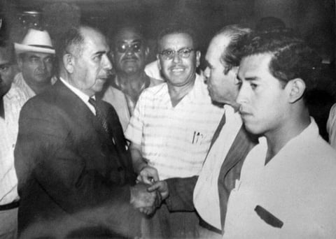 30082015 Lic. Lázaro Cárdenas del Río saludando a Salvador Delgado, Secretario
del Sindicato de Trabajadores Petroleros de la Rep. Mexicana, hace algunas décadas.