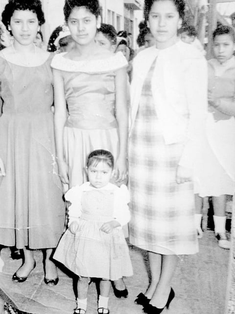 30082015 Hermila Alcaraz, de niña, con sus tías en el Centro de Torreón.
