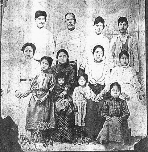 30082015 En San Juan del Mezquital (actualmente, Juan Aldama, Zac.), en 1900: Don Felipe Peña Montelongo y doña Celsa Favela Adame e hijos, Martín, Bruno y Santiago, Agrícola Piedad, Josefa y Antonia, Leonor, Eduardo (en brazos), Tomasa y Esther (madre de Felipe Rodríguez Peña).